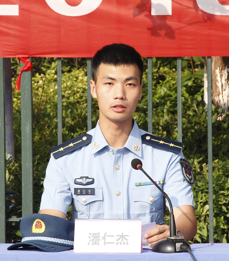 我校举行2019级高一新生军事夏令营开营仪式