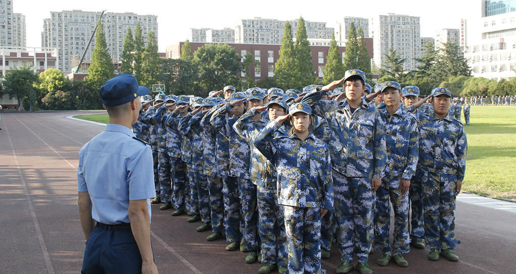 我校举行2019级高一新生军事夏令营闭营仪式