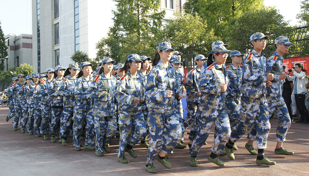 我校举行2019级高一新生军事夏令营闭营仪式