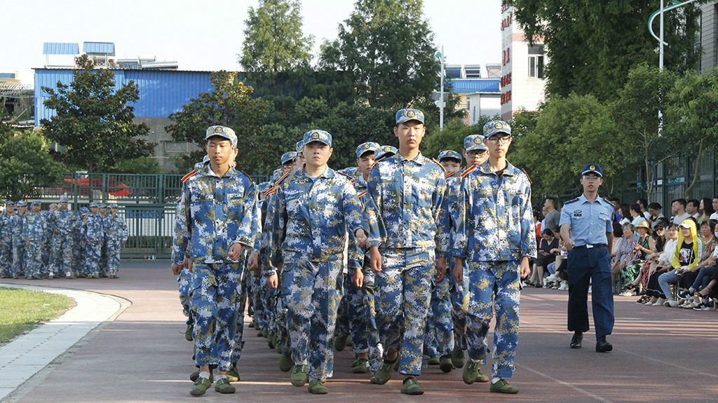 我校举行2019级高一新生军事夏令营闭营仪式