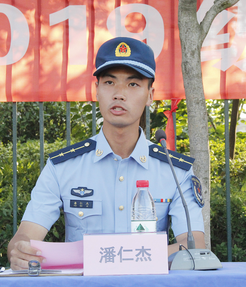 我校举行2019级高一新生军事夏令营闭营仪式