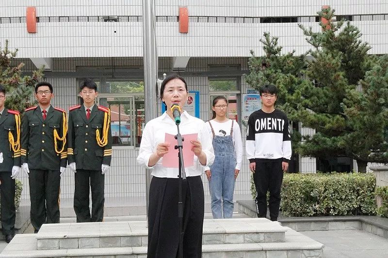 我校举行庆祝第35个教师节主题升旗仪式 我校举行庆祝第35个教师节主题升旗仪式