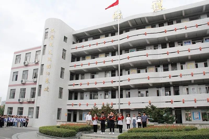 我校举行庆祝第35个教师节主题升旗仪式 我校举行庆祝第35个教师节主题升旗仪式