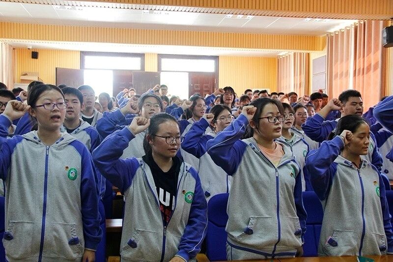 我校举行庆祝中华人民共和国成立70周年主题团日活动 暨2019年第一批新团员入团宣誓仪式