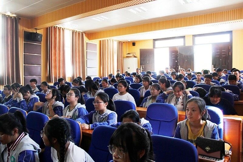 我校举行庆祝中华人民共和国成立70周年主题团日活动 暨2019年第一批新团员入团宣誓仪式