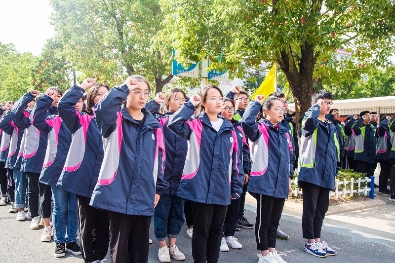 我校隆重举行庆祝中华人民共和国成立70周年升旗仪式