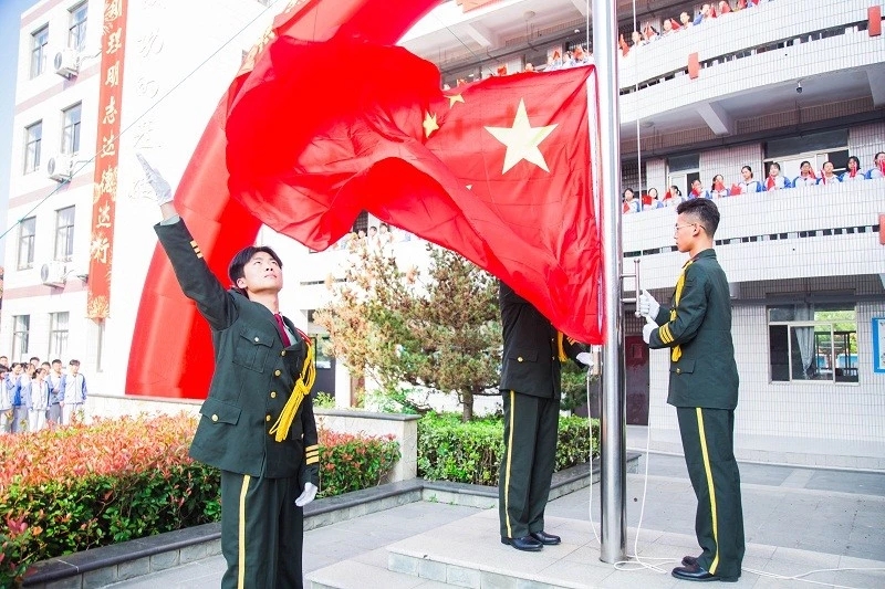 我校隆重举行庆祝中华人民共和国成立70周年升旗仪式