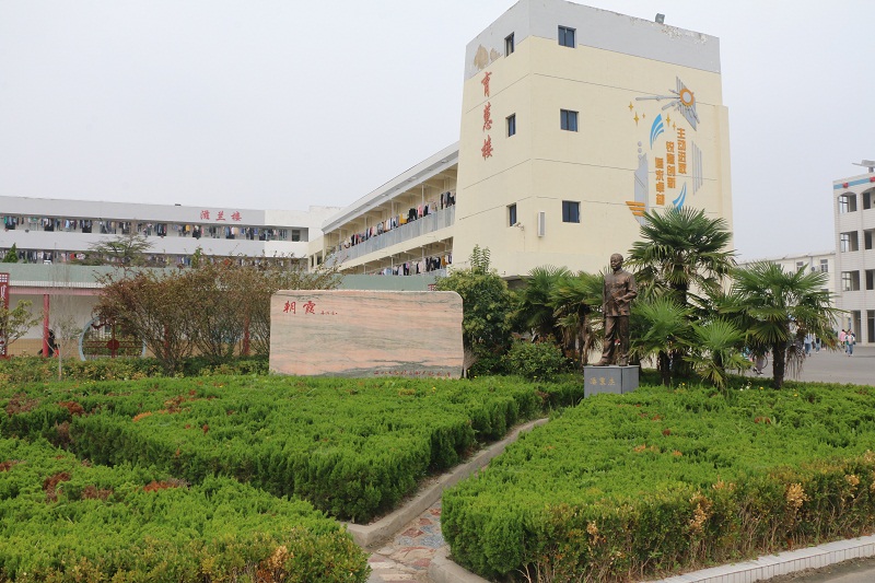 我校创建四星团队赴东沟中学学习考察