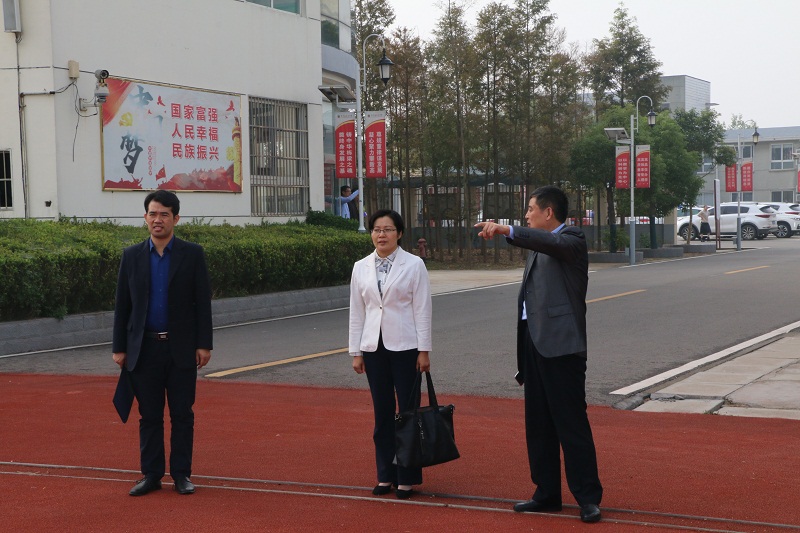 我校创建四星团队赴东沟中学学习考察