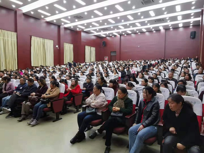 家校携手 共创未来 ——我校召开高三年级学生家长会