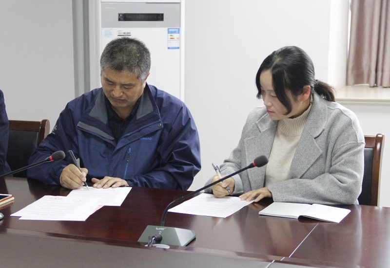 我校举行2019年“青蓝工程”师徒结对仪式