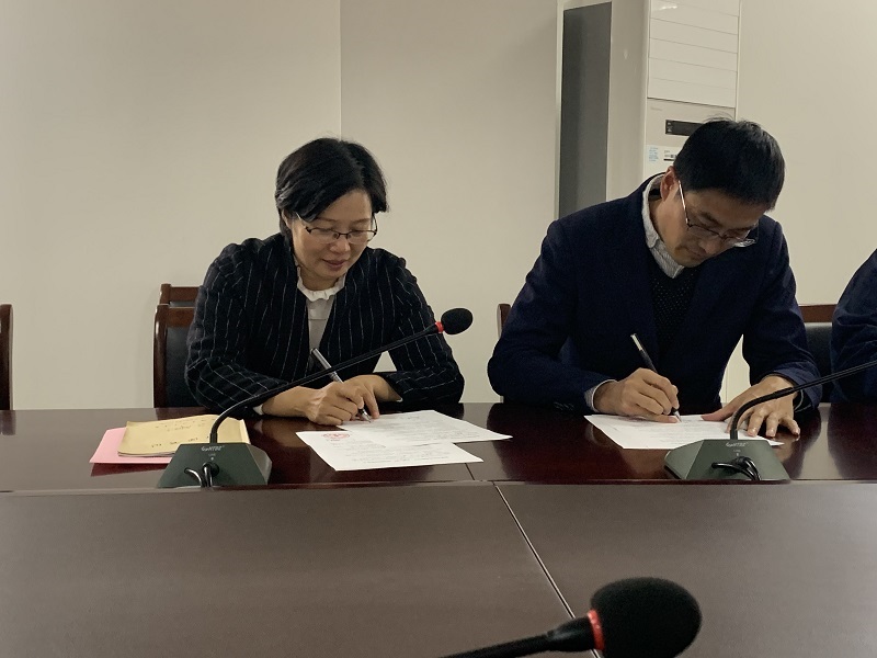 我校举行2019年“青蓝工程”师徒结对仪式