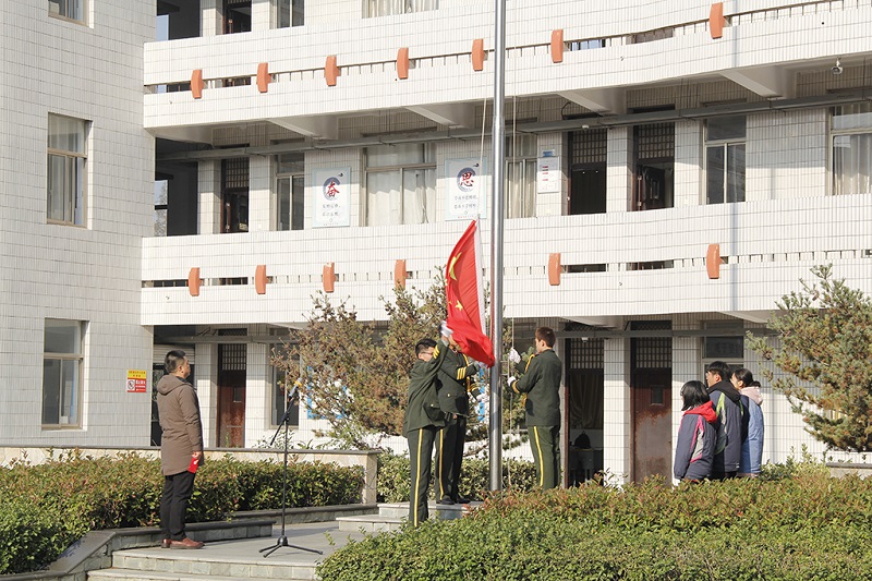 我校举行“弘扬宪法精神，厚植爱国主义情怀”主题升旗仪式