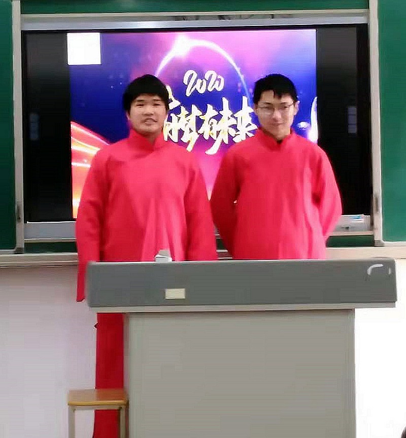 我校举行“庆元旦 同联欢”班级联欢活动