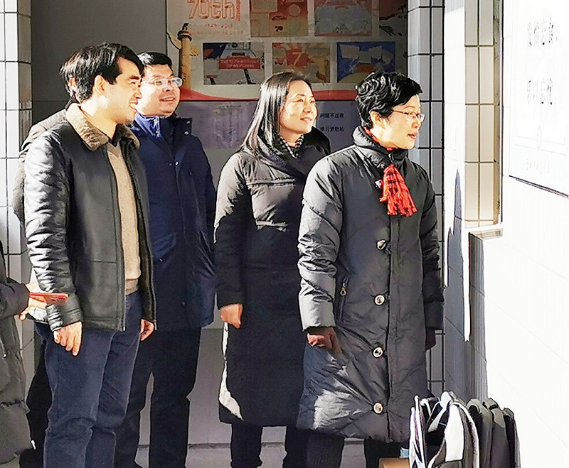 我校举行“庆元旦 同联欢”班级联欢活动