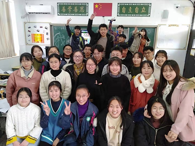 我校举行“庆元旦 同联欢”班级联欢活动