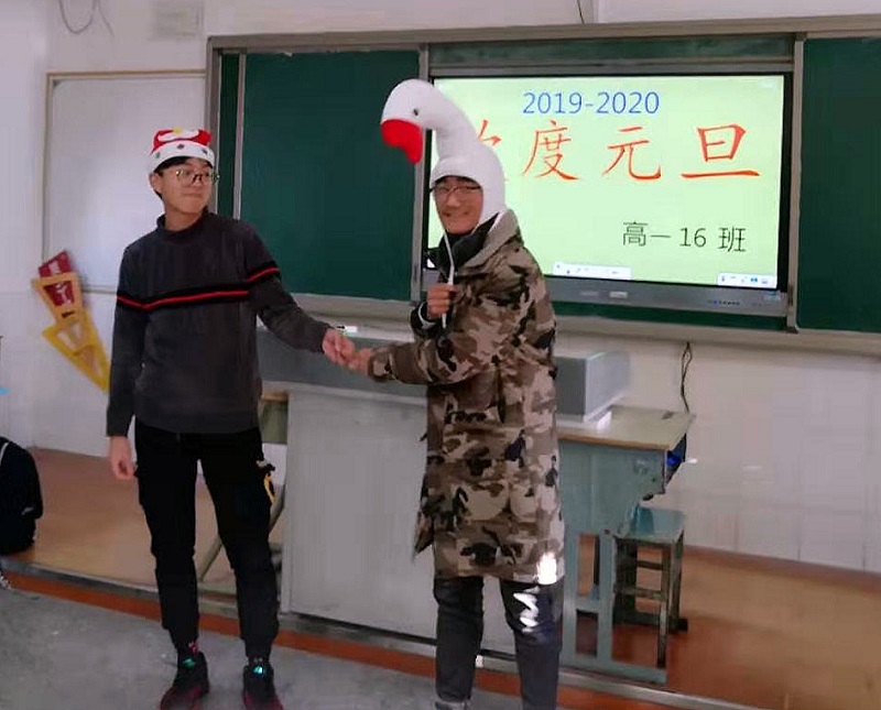 我校举行“庆元旦 同联欢”班级联欢活动