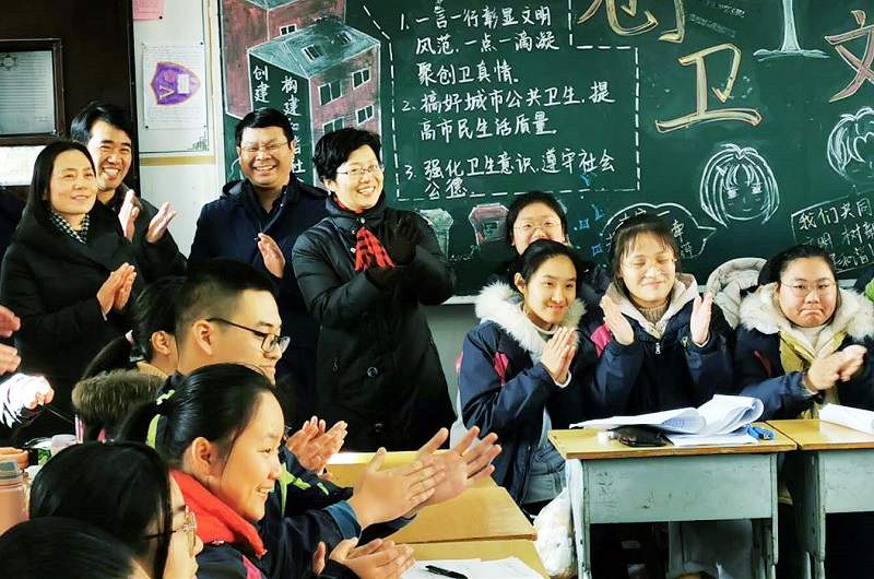 我校举行“庆元旦 同联欢”班级联欢活动