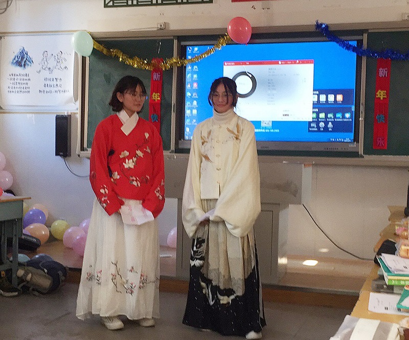 我校举行“庆元旦 同联欢”班级联欢活动