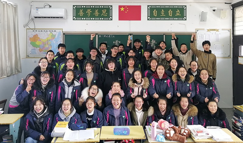 我校举行“庆元旦 同联欢”班级联欢活动