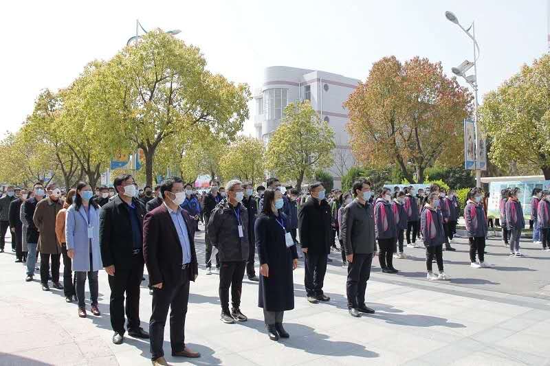 盐城市明达高级中学举行2020年春学期首次升旗仪式 盐城市明达高级中学举行2020年春学期首次升旗仪式