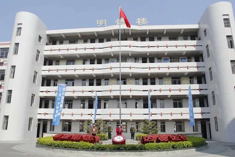 盐城市明达高级中学举行2020年春学期首次升旗仪式 盐城市明达高级中学举行2020年春学期首次升旗仪式