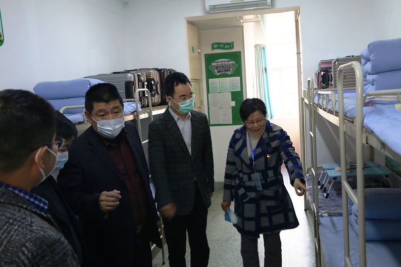 市退役军人事务局崔成富局长一行来我校调研国防教育工作
