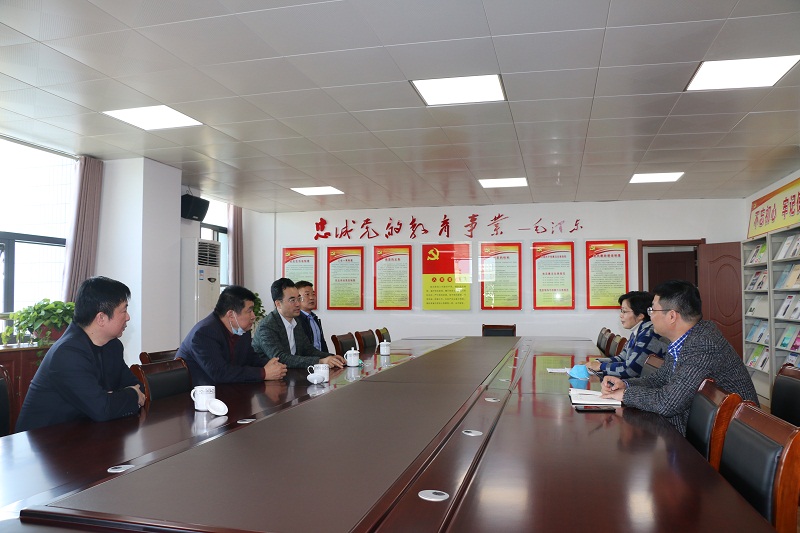 市退役军人事务局崔成富局长一行来我校调研国防教育工作