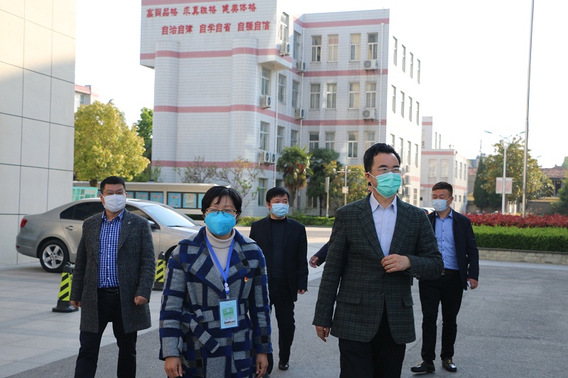 市退役军人事务局崔成富局长一行来我校调研国防教育工作