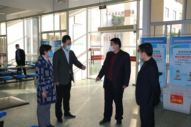 市退役军人事务局崔成富局长一行来我校调研国防教育工作