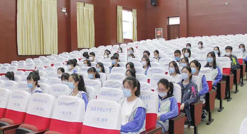 撑一支长篙，向青草更青处漫溯 ——我校召开《青荇》校报校刊录用通知单发放仪式暨征稿动员会