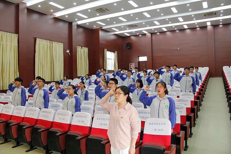 我校举行学习习近平总书记五四寄语精神暨新团员入团仪式