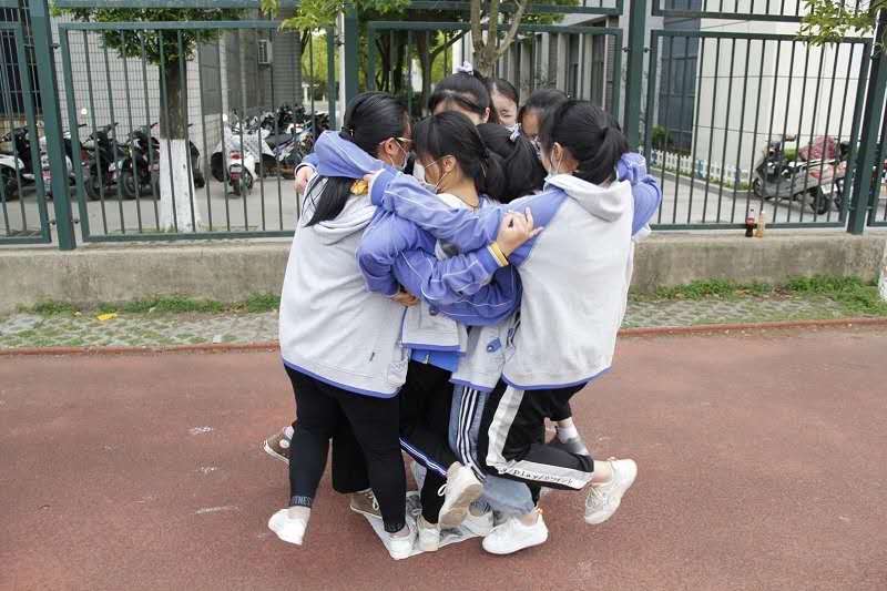 我校高三年级举办“放飞希望 快乐迎考”心理减压活动