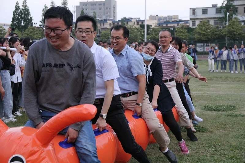 我校高三年级举办“放飞希望 快乐迎考”心理减压活动