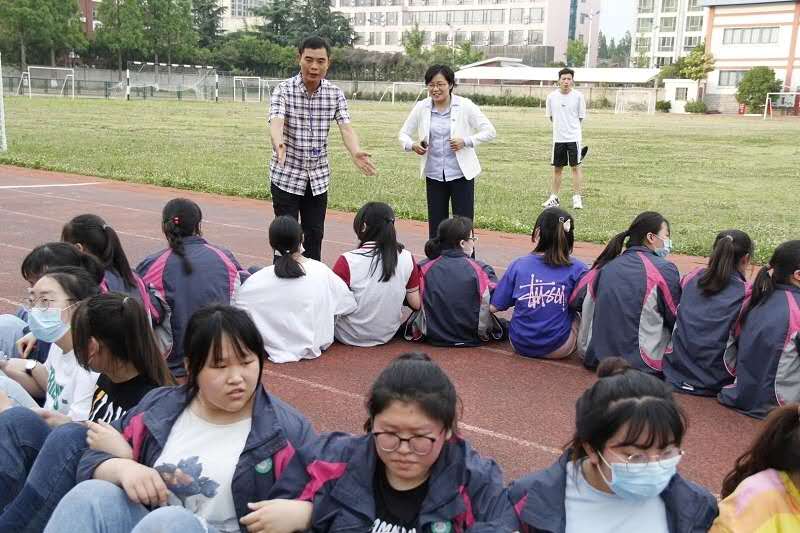 我校高三年级举办“放飞希望 快乐迎考”心理减压活动