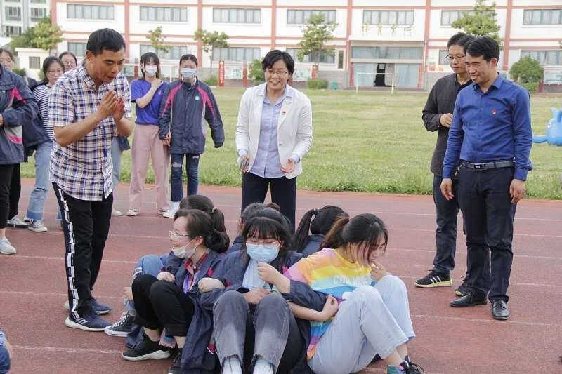我校高三年级举办“放飞希望 快乐迎考”心理减压活动
