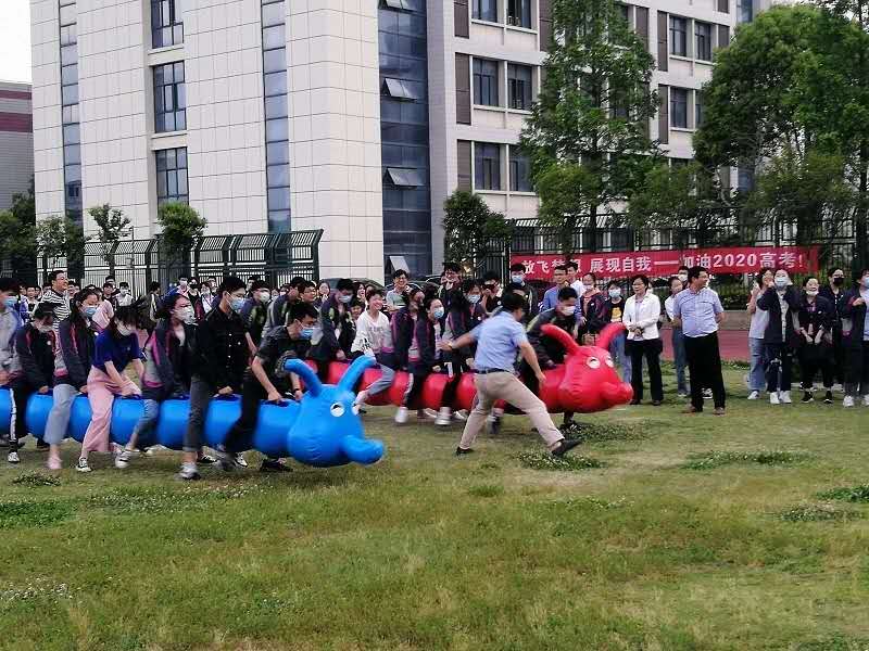 我校高三年级举办“放飞希望 快乐迎考”心理减压活动
