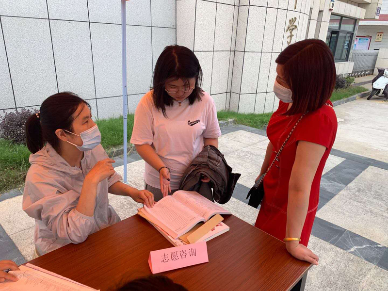 盐城市明达高级中学开展高考志愿填报辅导咨询服务社区活动