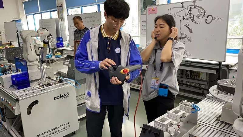 体验技能  提升素养  启智未来 ——我校与盐城技师学院联合组织高中生职业技能体验综合实践活动