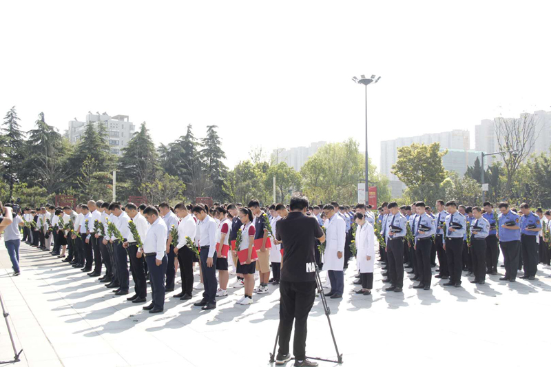 传承红色基因 凝聚奋进力量——我校学生参加盐城市向抗战烈士献花仪式