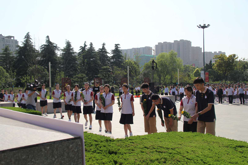 传承红色基因 凝聚奋进力量——我校学生参加盐城市向抗战烈士献花仪式