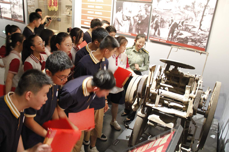 传承红色基因 凝聚奋进力量——我校学生参加盐城市向抗战烈士献花仪式