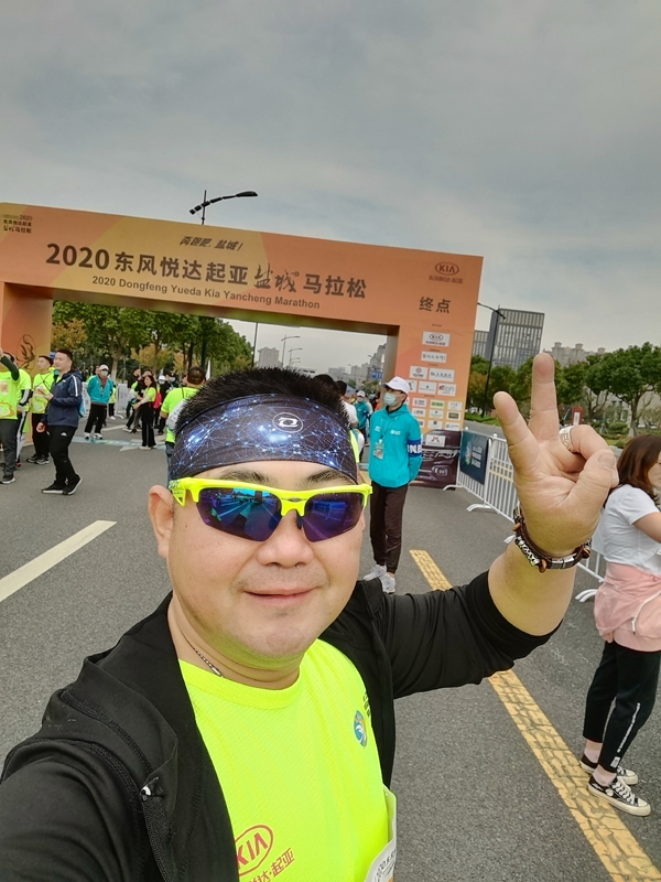 来，看看2020年盐城市马拉松里的明达高中元素