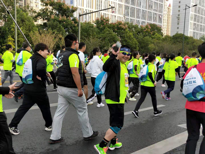 来，看看2020年盐城市马拉松里的明达高中元素