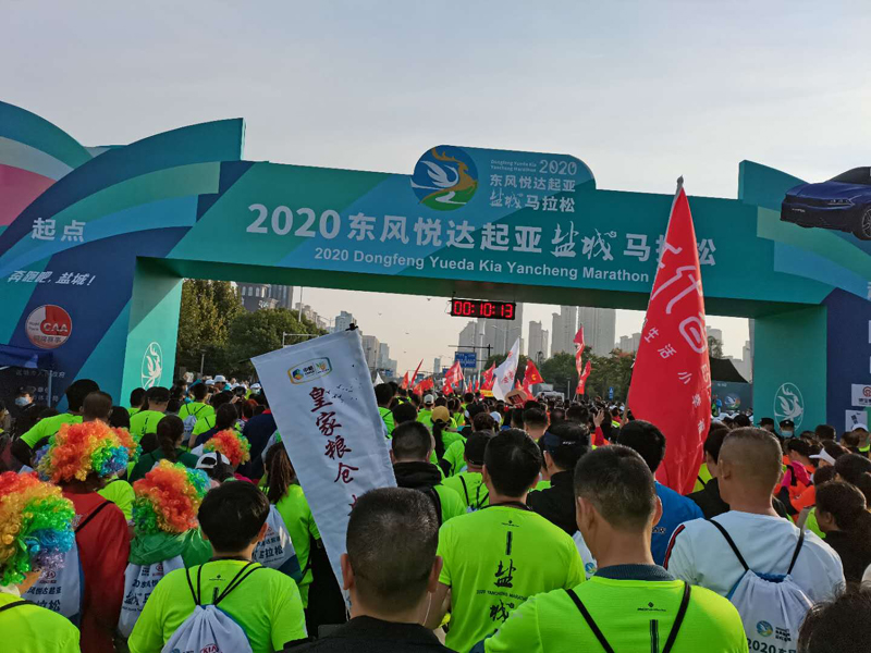 来，看看2020年盐城市马拉松里的明达高中元素
