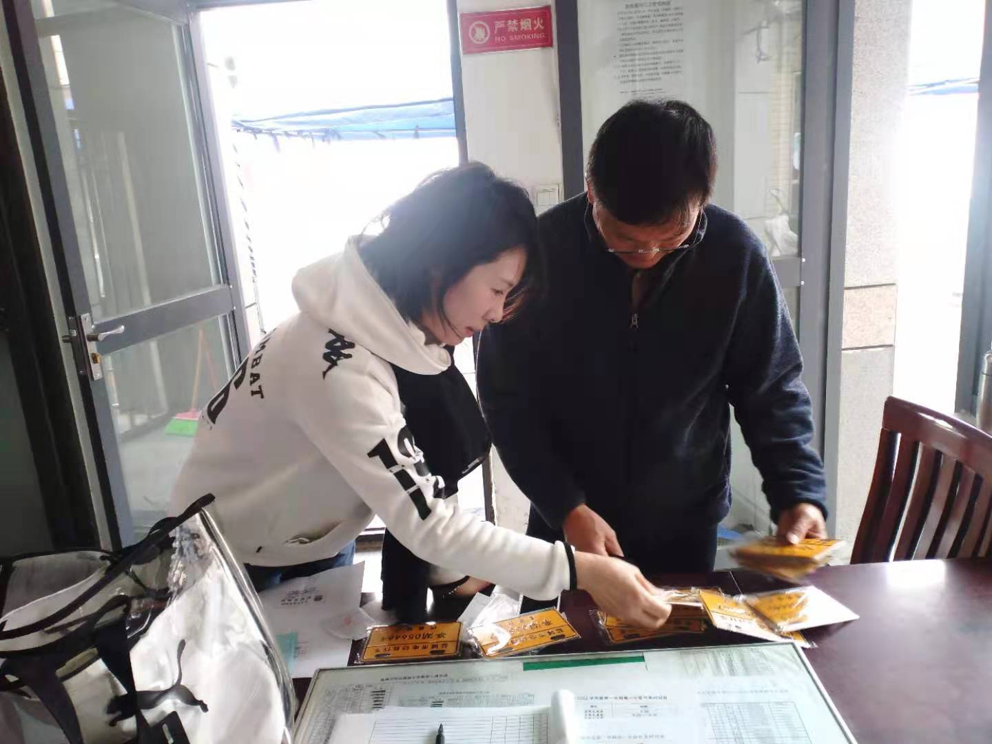 海悦社区上门为学校广大师生办理电动车上牌