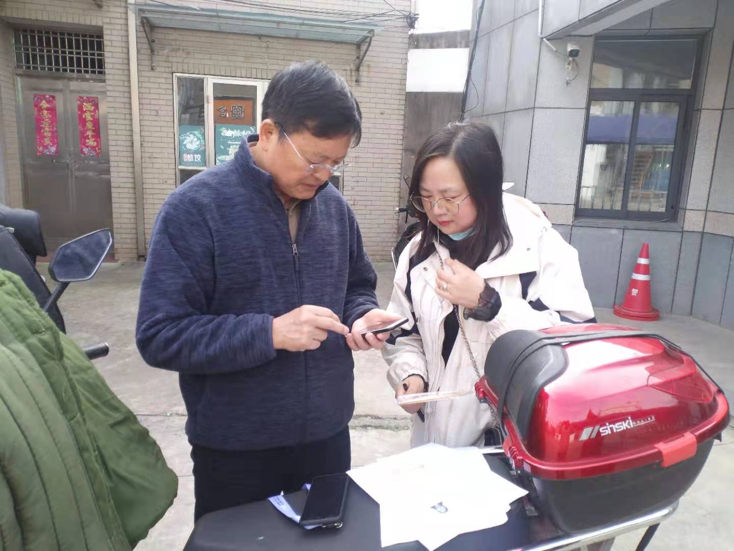 海悦社区上门为学校广大师生办理电动车上牌