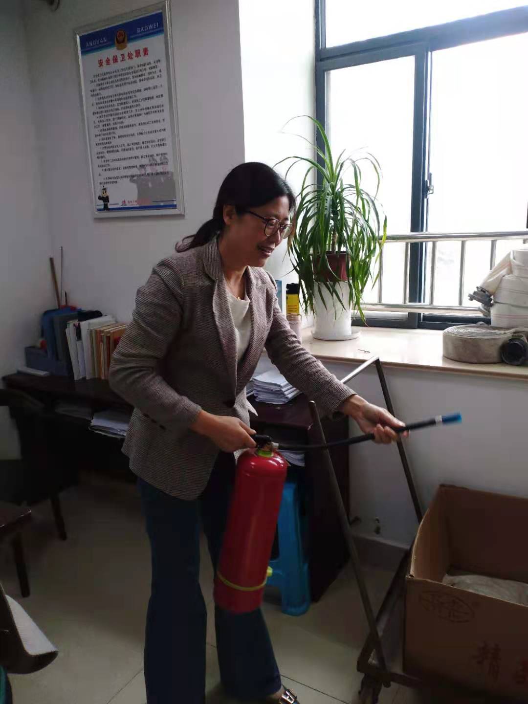 安保处为广大老师进行灭火器使用一对一培训
