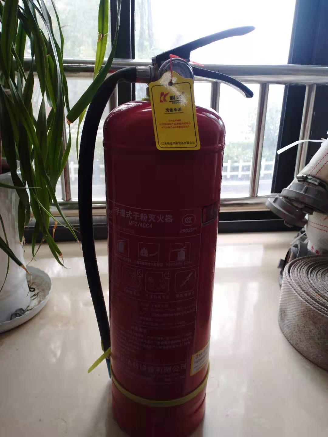 安保处为广大老师进行灭火器使用一对一培训