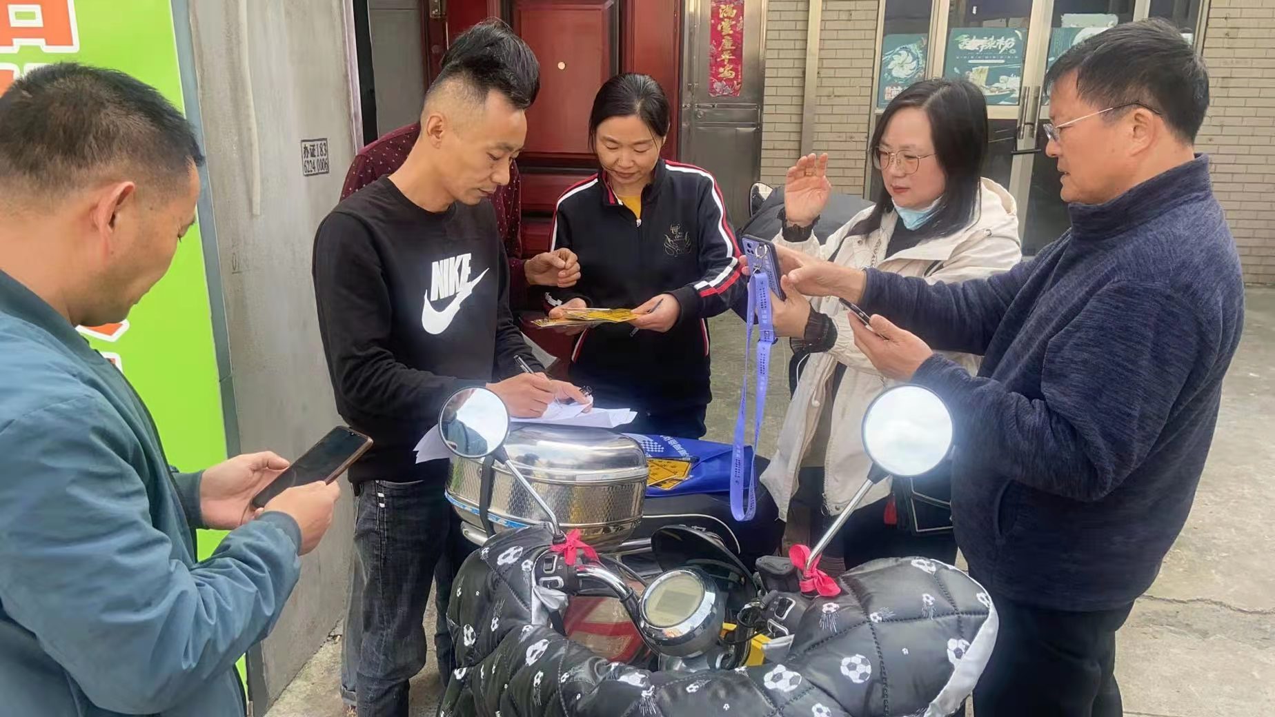 海悦社区上门为学校广大师生办理电动车上牌